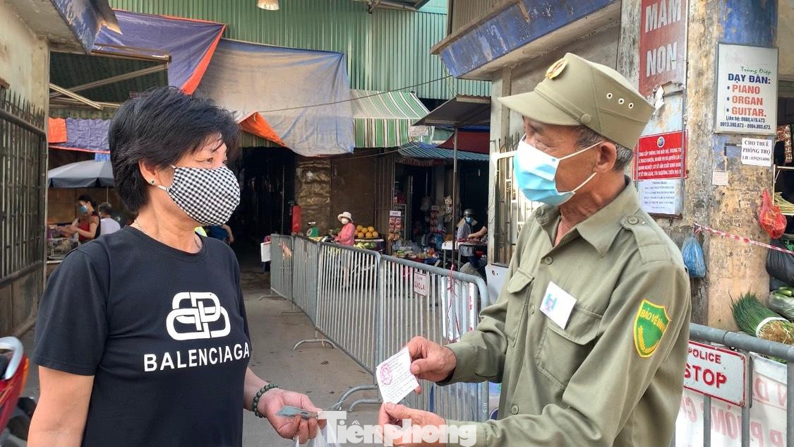 Để đảm bảo số lượng người ra vào chợ đủ giãn cách theo chỉ thị, chợ sẽ có lượng tem phiếu nhất định.