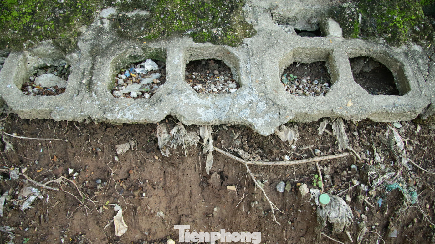 Nhiều nơi bị sụt lún nghiêm trọng, kéo dài đến vỉa hè.