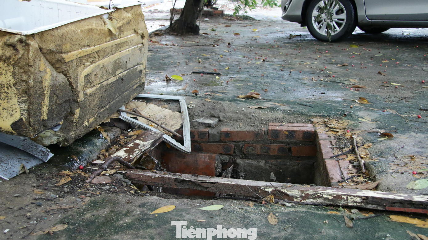 Ghi nhận tại một số tuyến đường như: Phố Viên (Bắc Từ Liêm), phố Nguyễn Đình Tứ (Bắc Từ Liêm), Hoàng Quốc Việt (Cầu Giấy), Phạm Hùng (quận Cầu Giấy),.. có khá nhiều hố ga, cáp quang trong tình trạng mất nắp, nắp hư hỏng nặng và che chắn cẩu thả.