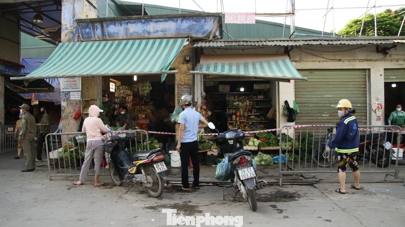 Khi số lượng người vào chợ đông, ban quản lý sẽ không cho thêm người vào chợ cho đến khi có người ra khỏi thì mới được vào chợ.