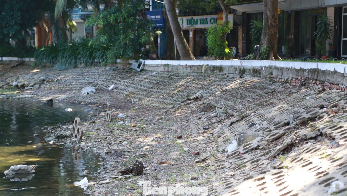 Đoạn bờ kè xuống cấp tại phố Trấn Vũ (phường Trúc Bạch, Ba Đình, Hà Nội).