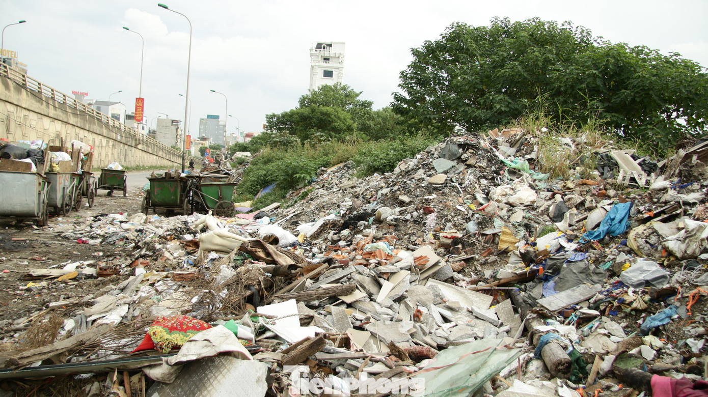 Những ngày nắng gắt, rác bốc mùi nồng nặc.