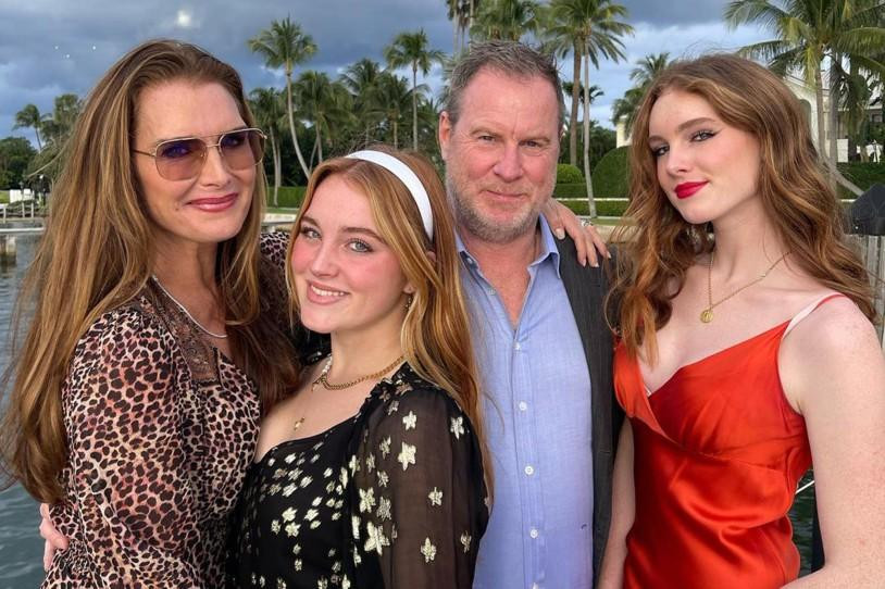Minh tinh Brooke Shields (trái) khoe ảnh gia đình bên chồng Chris Henchy và hai con gái xinh đẹp Rowan (thứ hai từ trái sang) và Grier.