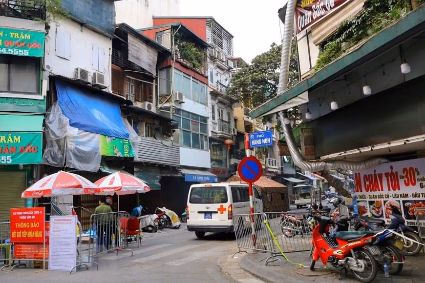 Hàng rào dựng tại một đầu của phố Hàng Thiếc (phường Hàng Gai, quận Hoàn Kiếm). (Ảnh: Tuấn Đức/TTXVN) Hàng rào dựng tại một đầu của phố Hàng Thiếc (phường Hàng Gai, quận Hoàn Kiếm). (Ảnh: Tuấn Đức/TTXVN)