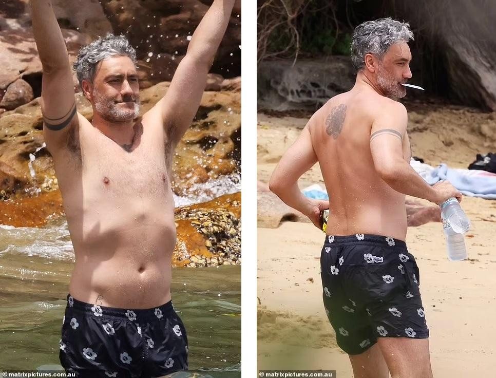 Taika Waititi vui vẻ tận hưởng nước biển mát lạnh. Anh còn để lộ hình xăm chữ &quot;R&quot; ở hông phải, được cho là viết tắt tên Rita Ora.