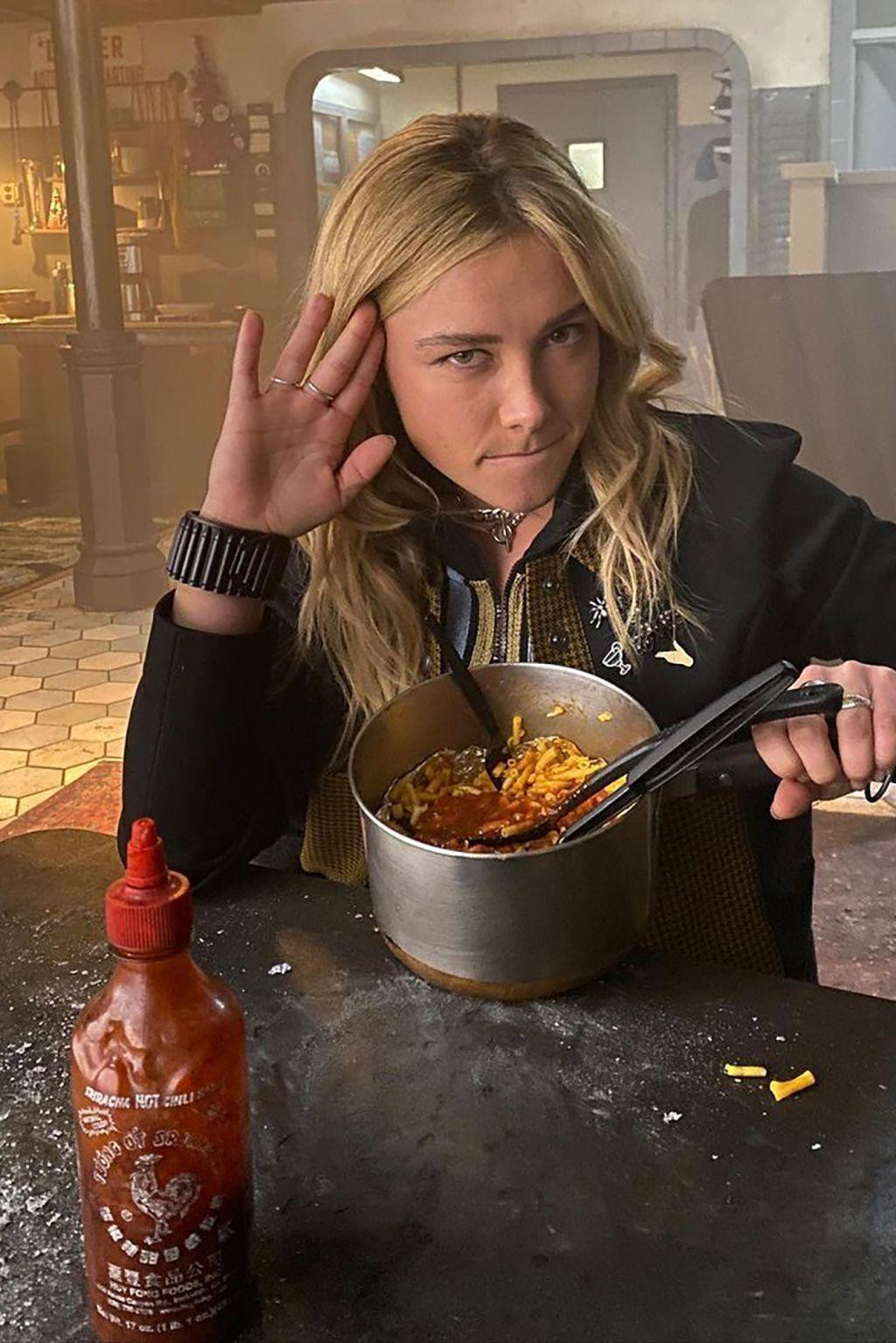 Nữ diễn viên Hailee Steinfeld đã chụp lại khoảnh khắc "cạn lời" với nồi mì ống hổ lốn của Florence Pugh trên phim trường "Hawkeye".