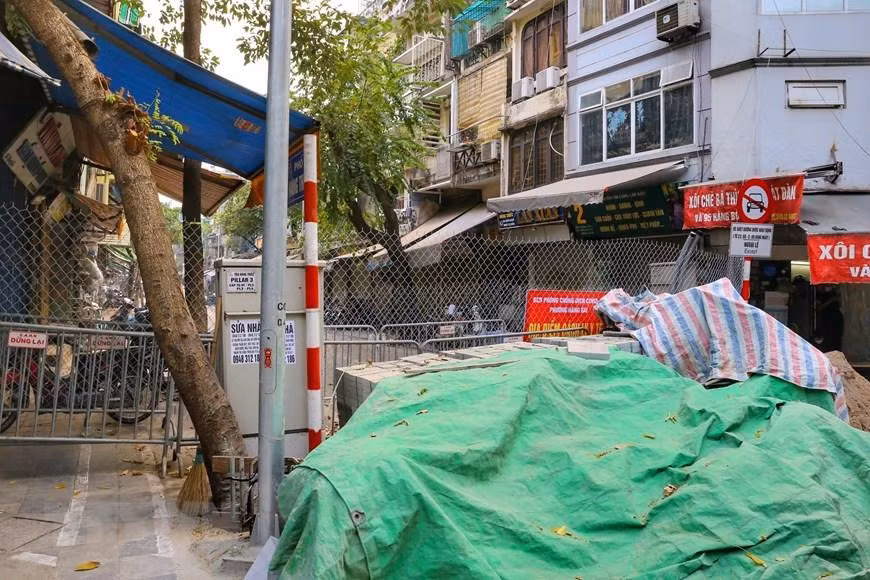 Một chốt cứng trên phố Hàng Thiếc (phường Hàng Gai, quận Hoàn Kiếm). (Ảnh: Tuấn Đức/TTXVN) Một chốt cứng trên phố Hàng Thiếc (phường Hàng Gai, quận Hoàn Kiếm). (Ảnh: Tuấn Đức/TTXVN)