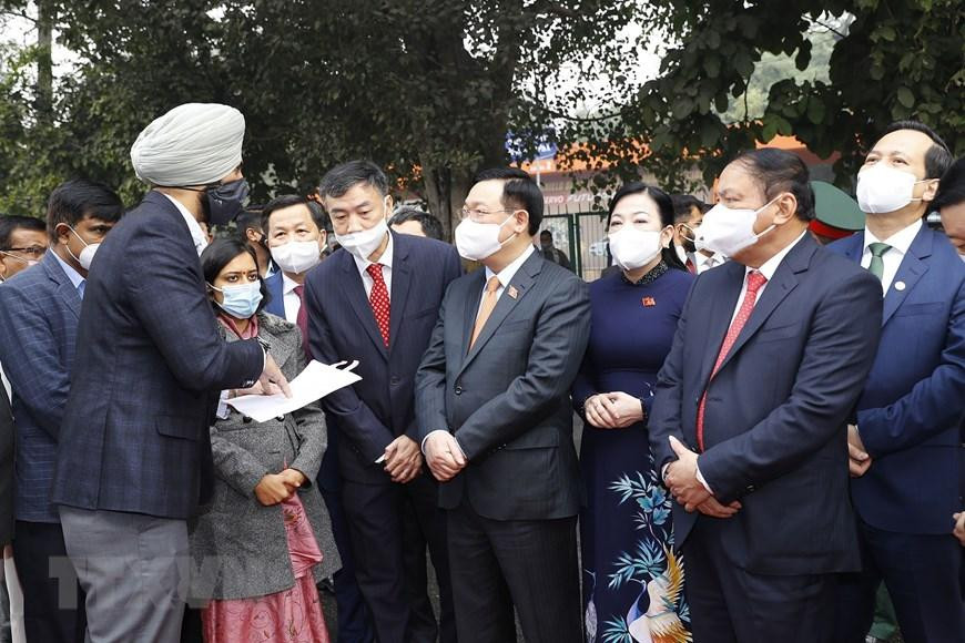 Chủ tịch Quốc hội Vương Đình Huệ nghe giới thiệu về Đại lộ Hồ Chí Minh. (Ảnh: Doãn Tấn/TTXVN) Chủ tịch Quốc hội Vương Đình Huệ nghe giới thiệu về Đại lộ Hồ Chí Minh. (Ảnh: Doãn Tấn/TTXVN)