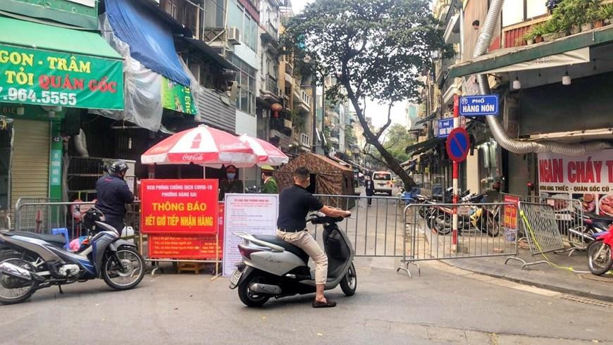 Hàng rào dựng tại một đầu của phố Hàng Thiếc (phường Hàng Gai, quận Hoàn Kiếm). (Ảnh: Tuấn Đức/TTXVN)