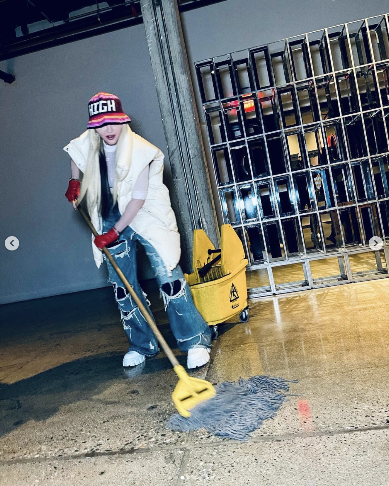 Madonna hóa nhân viên lau dọn sau loạt ảnh "giường chiếu" gây tranh cãi.