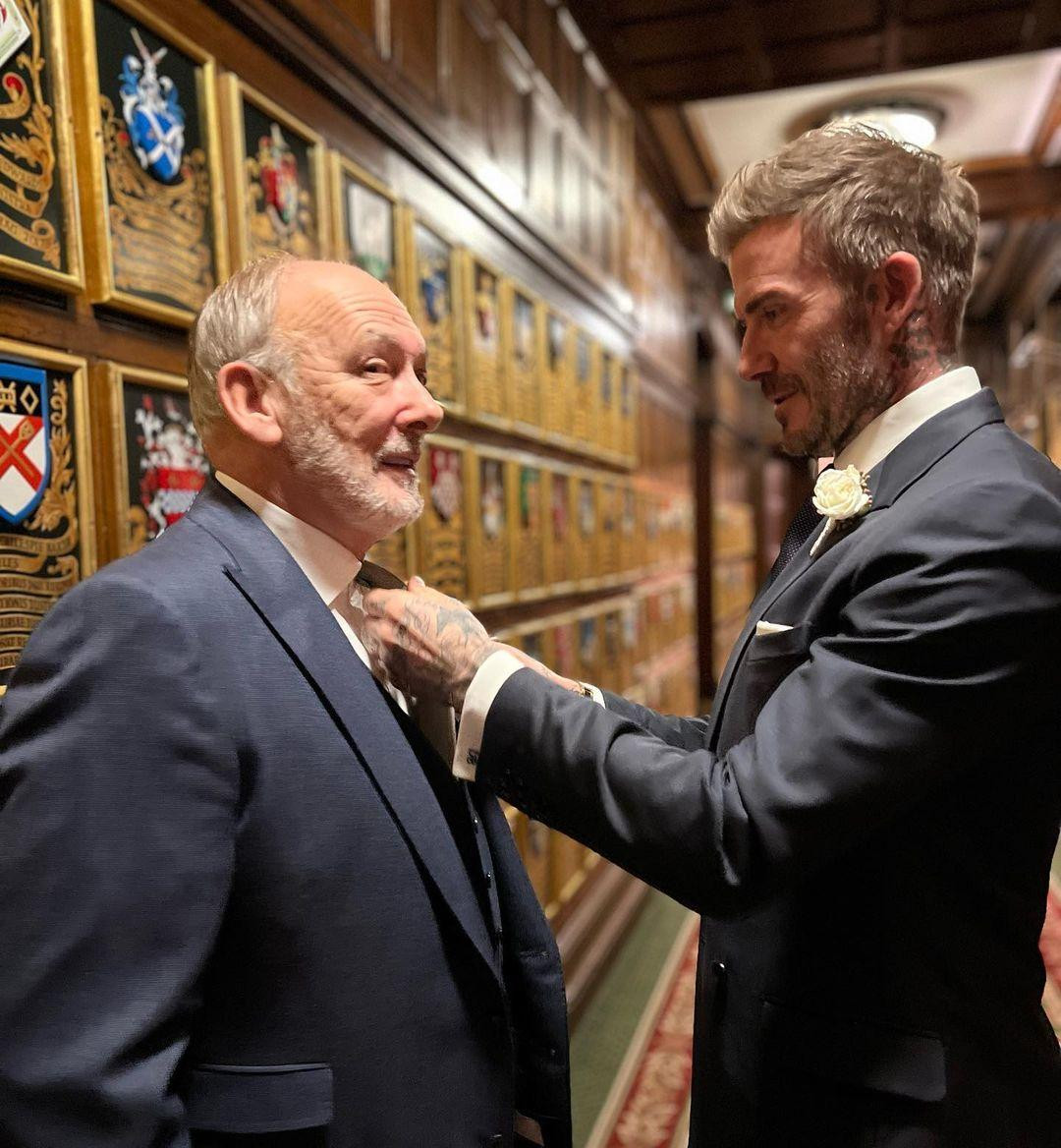 David Beckham hạnh phúc giúp bố Ted chỉnh cà vạt trong ngày cưới với bạn đời Hilary Meredith.
