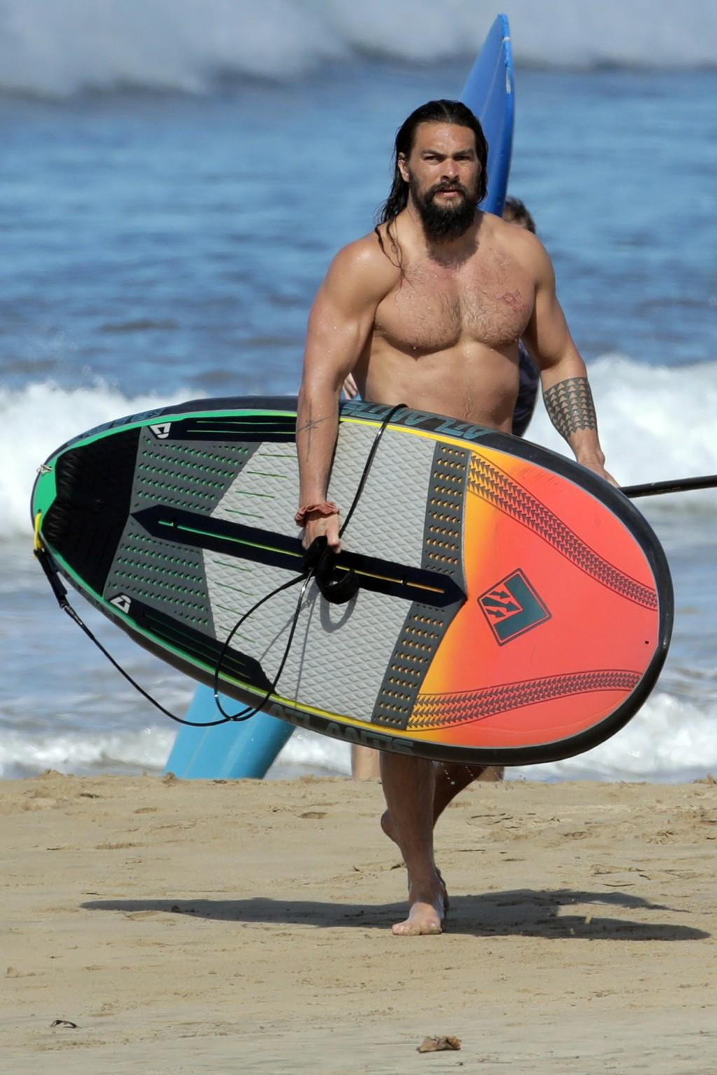 "Aquaman" Jason Momoa khoe cơ bắp trên bãi biển Hawaii.