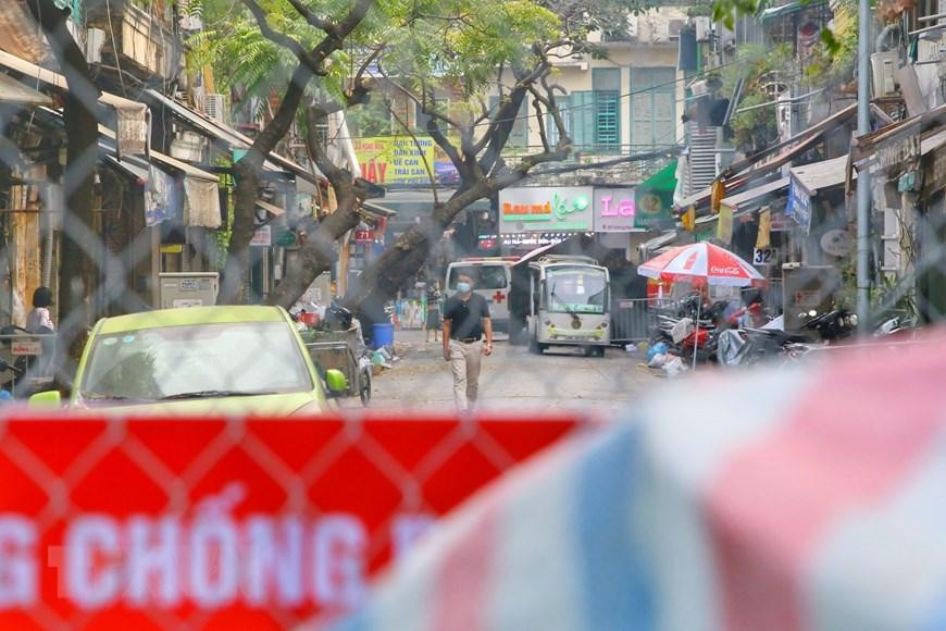 Người dân trong khu vực cách ly tại phố Hàng Thiếc (phường Hàng Gai, quận Hoàn Kiếm). (Ảnh: Tuấn Đức/TTXVN)