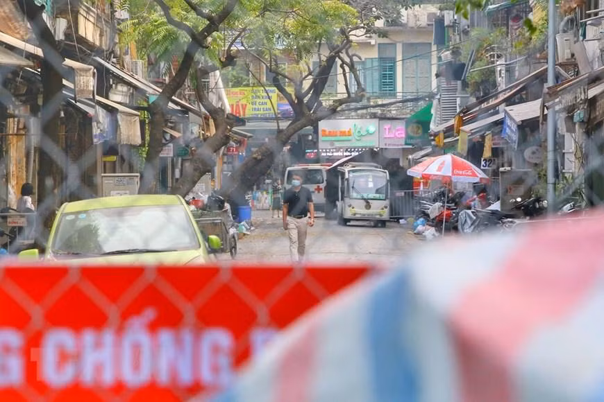 Người dân trong khu vực cách ly tại phố Hàng Thiếc (phường Hàng Gai, quận Hoàn Kiếm). (Ảnh: Tuấn Đức/TTXVN) Người dân trong khu vực cách ly tại phố Hàng Thiếc (phường Hàng Gai, quận Hoàn Kiếm). (Ảnh: Tuấn Đức/TTXVN)