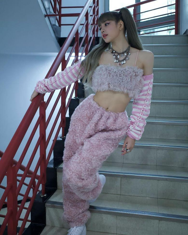 Chỉ có Lisa mới có thể biến bộ đồ hồng xù xì trở nên cá tính và gợi cảm đến vậy. Một lần nữa, vòng eo bé xíu của cô khiến người nhìn phải ghen tỵ.