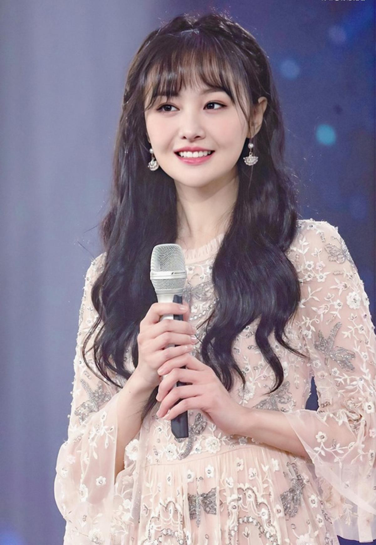 Tháng 1/2021, Trịnh Sảng bị tình cũ Trương Hằng tố sinh 2 con bằng phương pháp mang thai hộ, nhưng không nhận con, còn đòi phá bỏ lúc thai nhi mới 7 tháng tuổi. Vì bê bối này, Trịnh Sảng không chỉ bị truyền thông, dư luận lên án, người hâm mộ “quay lưng”, còn đi vào lịch sử C-biz khi trở thành nghệ sĩ đầu tiên bị Cục Quản lý Phát thanh, Điện ảnh và Truyền hình Trung Quốc (Quảng Điện) ra văn bản “phong sát”, chính thức “thân bại danh liệt”. Chưa dừng lại ở đó, Trương Hằng còn vạch trần người đẹp 9x ký hợp đồng đóng phim “Thiến nữ u hồn” của hãng Tencent với mức cát-xê “trên trời” 160 triệu nhân dân tệ (569 tỷ đồng), rồi dùng "hợp đồng âm dương" để trốn thuế. Qua quá trình điều tra, hồi tháng 8, Trịnh Sảng bị buộc tội trốn thuế và phải nộp phạt 299 triệu nhân dân tệ (1.058 tỷ đồng). Hiện tại, Trịnh Sảng hoàn toàn bị đuổi khỏi C-biz, đang sống chật vật ở Mỹ để thực hiện nghĩa vụ làm mẹ đối với hai con. Tháng 1/2021, Trịnh Sảng bị tình cũ Trương Hằng tố sinh 2 con bằng phương pháp mang thai hộ, nhưng không nhận con, còn đòi phá bỏ lúc thai nhi mới 7 tháng tuổi. Vì bê bối này, Trịnh Sảng không chỉ bị truyền thông, dư luận lên án, người hâm mộ “quay lưng”, còn đi vào lịch sử C-biz khi trở thành nghệ sĩ đầu tiên bị Cục Quản lý Phát thanh, Điện ảnh và Truyền hình Trung Quốc (Quảng Điện) ra văn bản “phong sát”, chính thức “thân bại danh liệt”. Chưa dừng lại ở đó, Trương Hằng còn vạch trần người đẹp 9x ký hợp đồng đóng phim “Thiến nữ u hồn” của hãng Tencent với mức cát-xê “trên trời” 160 triệu nhân dân tệ (569 tỷ đồng), rồi dùng "hợp đồng âm dương" để trốn thuế. Qua quá trình điều tra, hồi tháng 8, Trịnh Sảng bị buộc tội trốn thuế và phải nộp phạt 299 triệu nhân dân tệ (1.058 tỷ đồng). Hiện tại, Trịnh Sảng hoàn toàn bị đuổi khỏi C-biz, đang sống chật vật ở Mỹ để thực hiện nghĩa vụ làm mẹ đối với hai con.