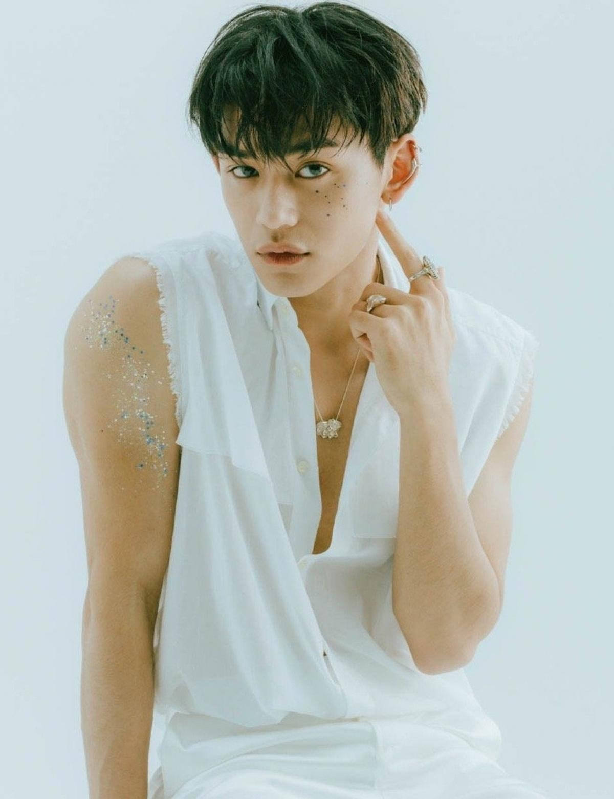 Cũng trong tháng 8, Lucas (Hoàng Húc Hi), thành viên nhóm nhạc Hàn Quốc NCT, bị bốn bạn tình gồm ba cô gái và một nam giới liên tục "bóc phốt" lăng nhăng, thích lợi dụng tình cảm của người khác, nói xấu đồng nghiệp. Ngay sau đó, idol sinh năm 1999 đăng "tâm thư" xin lỗi, cầu mong khán giả tha thứ. Tuy nhiên, hành động đó không giúp ích gì. Anh bị người dân mạng tẩy chay, đòi đuổi ra khỏi nhóm nhạc. Các thương hiệu mời Lucas làm người đại diện đồng loạt ẩn hình ảnh. Anh cũng bị thay thế trong chương trình "Keep Running" (Running Man bản Trung). Đầu tháng 9, Lucas thông báo tạm dừng hoạt động để kiểm điểm bản thân. Sự nghiệp của Lucas được xem như kết thúc chỉ sau 3 năm. Cũng trong tháng 8, Lucas (Hoàng Húc Hi), thành viên nhóm nhạc Hàn Quốc NCT, bị bốn bạn tình gồm ba cô gái và một nam giới liên tục "bóc phốt" lăng nhăng, thích lợi dụng tình cảm của người khác, nói xấu đồng nghiệp. Ngay sau đó, idol sinh năm 1999 đăng "tâm thư" xin lỗi, cầu mong khán giả tha thứ. Tuy nhiên, hành động đó không giúp ích gì. Anh bị người dân mạng tẩy chay, đòi đuổi ra khỏi nhóm nhạc. Các thương hiệu mời Lucas làm người đại diện đồng loạt ẩn hình ảnh. Anh cũng bị thay thế trong chương trình "Keep Running" (Running Man bản Trung). Đầu tháng 9, Lucas thông báo tạm dừng hoạt động để kiểm điểm bản thân. Sự nghiệp của Lucas được xem như kết thúc chỉ sau 3 năm.