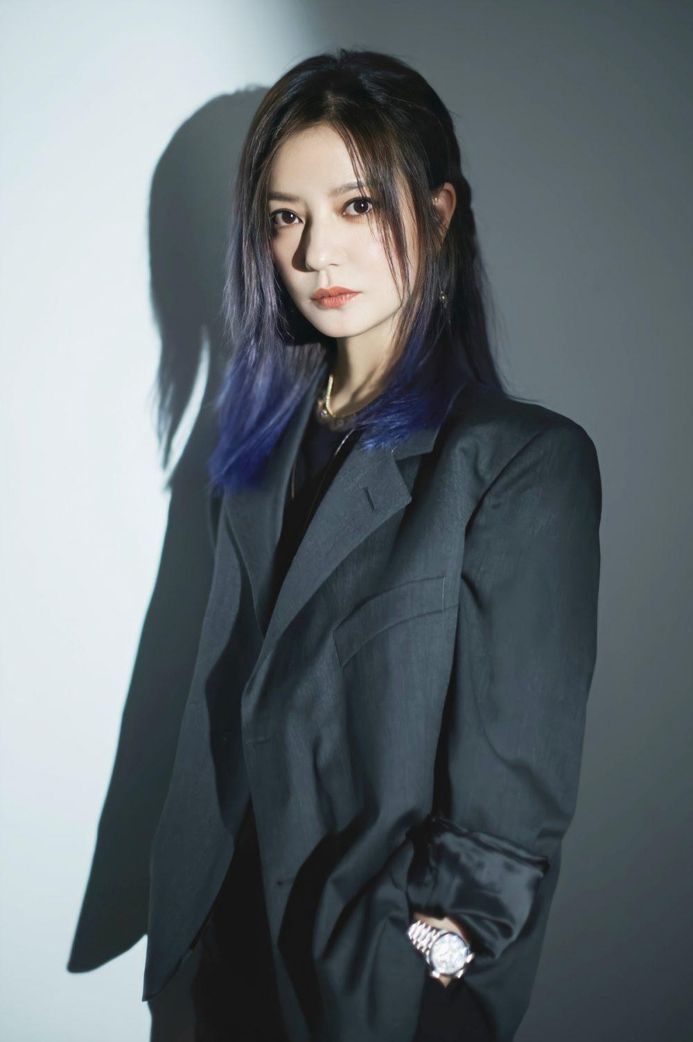 Vài ngày sau khi Trương Triết Hạn "rớt đài", Triệu Vy gần như mất trắng sự nghiệp chỉ sau một đêm. Tối 26/8, "Én nhỏ" bị xóa khỏi danh sách diễn viên của nhiều bộ phim truyền hình và điện ảnh, bao gồm những tác phẩm thuộc hàng “kinh điển” như “Hoàn Châu cách cách” 1 và 2, “Tân dòng sông ly biệt”, “Họa bì” 1 và 2… Những video ngắn, video quảng cáo có mặt Triệu Vy đều không thể tìm kiếm trên các nền tảng như Tencent Video, iQiyi và Youku. Tương tự, tên của Triệu Vy cũng biến mất trong phần mô tả của các show tạp kỹ. Weibo “Chaohua” – nơi người hâm mộ đăng ảnh và chia sẻ thông tin về Triệu Vy cũng bị cấm. Ngoài ra, cô còn bị loạt đồng nghiệp thân thiết như Huỳnh Hiểu Minh, Dương Tử, Dương Mịch... "quay lưng". Đến nay, lý do Triệu Vy “bay màu” vẫn là chủ đề bàn tán. Người cho rằng, cô bị liên lụy bởi scandal của “gà cưng” Trương Triết Hạn. Người lại nhận định, đây là hậu quả của loạt lùm xùm trong quá khứ từ gian lận chứng khoán đến mặc váy hình cờ Nhật… Sau sự kiện "phong sát ngầm", Triệu Vy chưa từng lộ diện công khai, chỉ rò rỉ ảnh chụp ở nhà An Huy và thỉnh thoảng có các động thái nhỏ trên mạng xã hội. Vài ngày sau khi Trương Triết Hạn "rớt đài", Triệu Vy gần như mất trắng sự nghiệp chỉ sau một đêm. Tối 26/8, "Én nhỏ" bị xóa khỏi danh sách diễn viên của nhiều bộ phim truyền hình và điện ảnh, bao gồm những tác phẩm thuộc hàng “kinh điển” như “Hoàn Châu cách cách” 1 và 2, “Tân dòng sông ly biệt”, “Họa bì” 1 và 2… Những video ngắn, video quảng cáo có mặt Triệu Vy đều không thể tìm kiếm trên các nền tảng như Tencent Video, iQiyi và Youku. Tương tự, tên của Triệu Vy cũng biến mất trong phần mô tả của các show tạp kỹ. Weibo “Chaohua” – nơi người hâm mộ đăng ảnh và chia sẻ thông tin về Triệu Vy cũng bị cấm. Ngoài ra, cô còn bị loạt đồng nghiệp thân thiết như Huỳnh Hiểu Minh, Dương Tử, Dương Mịch... "quay lưng". Đến nay, lý do Triệu Vy “bay màu” vẫn là chủ đề bàn tán. Người cho rằng, cô bị liên lụy bởi scandal của “gà cưng” Trương Triết Hạn. Người lại nhận định, đây là hậu quả của loạt lùm xùm trong quá khứ từ gian lận chứng khoán đến mặc váy hình cờ Nhật… Sau sự kiện "phong sát ngầm", Triệu Vy chưa từng lộ diện công khai, chỉ rò rỉ ảnh chụp ở nhà An Huy và thỉnh thoảng có các động thái nhỏ trên mạng xã hội.