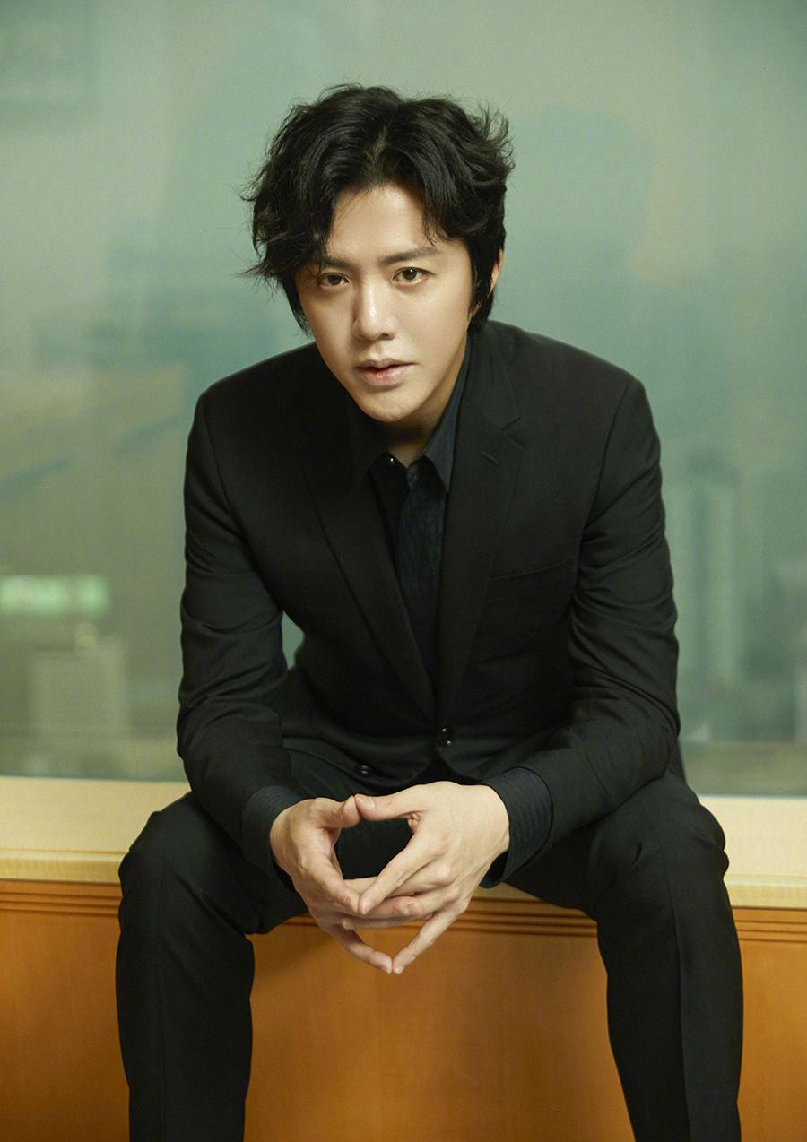 Ngày 21/10, cảnh sát quận Triều Dương thông báo tạm giam hành chính Lý Vân Địch 15 ngày về hành vi mua dâm. Hồi tháng 6, anh từng bị bắt với lý do tương tự. Vì scandal này, “thiên tài piano” Trung Quốc bị 14 nhãn hàng xóa ảnh quảng cáo, đơn vị tổ chức sự kiện hủy toàn bộ buổi hòa nhạc. Show tạp kỹ “Anh trai vượt mọi chông gai” xóa phần giới thiệu và các cảnh quay về Lý Vân Địch, đồng thời loại anh khỏi danh sách nghệ sĩ biểu diễn vào đêm chung kết. Nam nghệ sĩ còn phải bồi thường thiệt hại cho đối tác khoảng 31,3 triệu USD. Ngoài ra, hàng loạt chức vụ của thiên tài âm nhạc tại các cơ quan quản lý nghệ thuật Trung Quốc đều bị tước bỏ. Trước áp lực từ dư luận, mẹ của Lý Vân Địch thông báo con trai sẽ rút khỏi showbiz đại lục. Có thông tin, anh chuyển đến Hong Kong sinh sống. Ngày 21/10, cảnh sát quận Triều Dương thông báo tạm giam hành chính Lý Vân Địch 15 ngày về hành vi mua dâm. Hồi tháng 6, anh từng bị bắt với lý do tương tự. Vì scandal này, “thiên tài piano” Trung Quốc bị 14 nhãn hàng xóa ảnh quảng cáo, đơn vị tổ chức sự kiện hủy toàn bộ buổi hòa nhạc. Show tạp kỹ “Anh trai vượt mọi chông gai” xóa phần giới thiệu và các cảnh quay về Lý Vân Địch, đồng thời loại anh khỏi danh sách nghệ sĩ biểu diễn vào đêm chung kết. Nam nghệ sĩ còn phải bồi thường thiệt hại cho đối tác khoảng 31,3 triệu USD. Ngoài ra, hàng loạt chức vụ của thiên tài âm nhạc tại các cơ quan quản lý nghệ thuật Trung Quốc đều bị tước bỏ. Trước áp lực từ dư luận, mẹ của Lý Vân Địch thông báo con trai sẽ rút khỏi showbiz đại lục. Có thông tin, anh chuyển đến Hong Kong sinh sống.