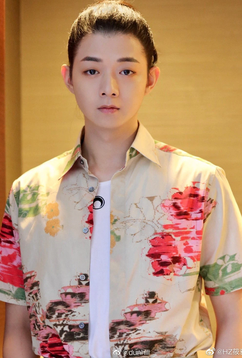 Không đến mức bị "phong sát", vì bê bối đời tư, ca sĩ hát nhạc phim "Sơn Hà Lệnh", Hoắc Tôn, phải trả giá bằng sự nghiệp âm nhạc hơn 7 năm. Quán quân "Sing My Song 2014" bị bạn gái 9 năm tố bội bạc, thành danh liền quên người cũ, dùng 9 triệu nhân dân tệ (gần 32 tỷ đồng) để “bịt miệng”, rồi âm mưu đẩy cô vào tù. Chưa dừng lại ở đó, bạn gái cũ tung nhiều tin nhắn tố nam ca sĩ 31 tuổi nói xấu cô và những nghệ sĩ khác, còn tham gia nhóm chat tình dục với nhiều tư tưởng lệch lạc. Trước loạt bằng chứng, hình tượng chàng ca sĩ văn nhã, ngọt ngào mà Hoắc Tôn xây dựng bao năm sụp đổ hoàn toàn. Dân mạng không tiếc lời chỉ trích anh. Những sản phẩm âm nhạc của Hoắc Tôn bị gỡ khỏi các nền tảng nghe nhạc trực tuyến. Anh bị loại khỏi chương trình “Ca ca vượt mọi chông gai” của đài Mango TV. Tối 14/8, Hoắc Tôn tuyên bố giải nghệ, đồng thời bác bỏ tất cả những cáo buộc do bạn gái cũ đưa ra. Không đến mức bị "phong sát", vì bê bối đời tư, ca sĩ hát nhạc phim "Sơn Hà Lệnh", Hoắc Tôn, phải trả giá bằng sự nghiệp âm nhạc hơn 7 năm. Quán quân "Sing My Song 2014" bị bạn gái 9 năm tố bội bạc, thành danh liền quên người cũ, dùng 9 triệu nhân dân tệ (gần 32 tỷ đồng) để “bịt miệng”, rồi âm mưu đẩy cô vào tù. Chưa dừng lại ở đó, bạn gái cũ tung nhiều tin nhắn tố nam ca sĩ 31 tuổi nói xấu cô và những nghệ sĩ khác, còn tham gia nhóm chat tình dục với nhiều tư tưởng lệch lạc. Trước loạt bằng chứng, hình tượng chàng ca sĩ văn nhã, ngọt ngào mà Hoắc Tôn xây dựng bao năm sụp đổ hoàn toàn. Dân mạng không tiếc lời chỉ trích anh. Những sản phẩm âm nhạc của Hoắc Tôn bị gỡ khỏi các nền tảng nghe nhạc trực tuyến. Anh bị loại khỏi chương trình “Ca ca vượt mọi chông gai” của đài Mango TV. Tối 14/8, Hoắc Tôn tuyên bố giải nghệ, đồng thời bác bỏ tất cả những cáo buộc do bạn gái cũ đưa ra.