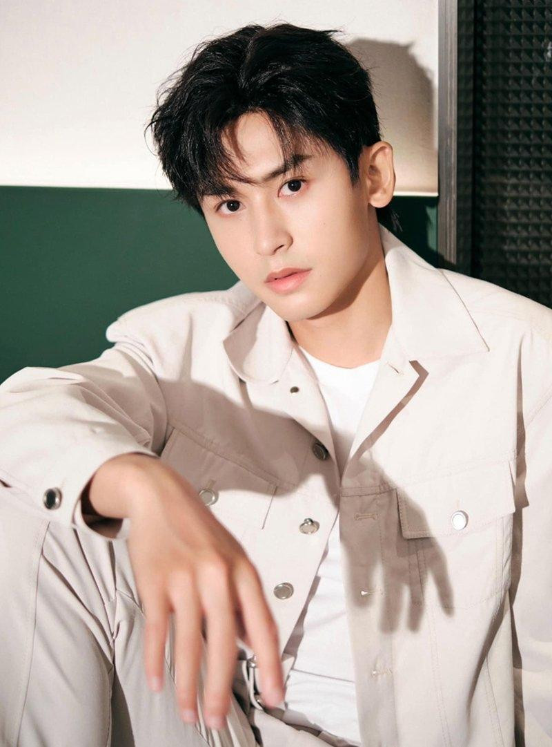 Trong số những nghệ sĩ vướng bê bối năm 2021, Trương Triết Hạn được cho là "nhọ" nhất vì vừa bước lên hàng ngũ sao hạng A được vài tháng nhờ "Sơn Hà Lệnh" đã bị "cấm sóng" vô thời hạn. Ngày 13/8, mạng xã hội Trung Quốc lan truyền những hình ảnh Trương Triết Hạn đi dự đám cưới tại một ngôi đền ở Nhật Bản được cho là “nhạy cảm” với người Trung Quốc và ghé thăm đền thờ khác cũng được liệt vào danh sách “cấm kỵ” tại đất nước tỷ dân. Dù lên tiếng xin lỗi ngay sau đó, tài tử sinh năm 1991 không được công chúng tha thứ. Trong vòng 4 tiếng, 30 nhãn hàng đồng loạt hủy hợp tác với “gà cưng” của Triệu Vy. Các dự án phim, show truyền hình tuyên bố cắt hình ảnh và ngừng hợp tác. Ngày 15/8, Hiệp hội Ngành biểu diễn Trung Quốc chính thức ra văn bản “phong sát” Trương Triết Hạn. Chỉ trong vòng 3 ngày ngắn ngủi, mọi nỗ lực phấn đấu suốt hơn 10 năm của Trương Triết Hạn "đổ sông đổ bể". Từ đó đến nay, nam diễn viên 9x "bốc hơi" hoàn toàn khỏi làng giải trí Hoa ngữ. Trong số những nghệ sĩ vướng bê bối năm 2021, Trương Triết Hạn được cho là "nhọ" nhất vì vừa bước lên hàng ngũ sao hạng A được vài tháng nhờ "Sơn Hà Lệnh" đã bị "cấm sóng" vô thời hạn. Ngày 13/8, mạng xã hội Trung Quốc lan truyền những hình ảnh Trương Triết Hạn đi dự đám cưới tại một ngôi đền ở Nhật Bản được cho là “nhạy cảm” với người Trung Quốc và ghé thăm đền thờ khác cũng được liệt vào danh sách “cấm kỵ” tại đất nước tỷ dân. Dù lên tiếng xin lỗi ngay sau đó, tài tử sinh năm 1991 không được công chúng tha thứ. Trong vòng 4 tiếng, 30 nhãn hàng đồng loạt hủy hợp tác với “gà cưng” của Triệu Vy. Các dự án phim, show truyền hình tuyên bố cắt hình ảnh và ngừng hợp tác. Ngày 15/8, Hiệp hội Ngành biểu diễn Trung Quốc chính thức ra văn bản “phong sát” Trương Triết Hạn. Chỉ trong vòng 3 ngày ngắn ngủi, mọi nỗ lực phấn đấu suốt hơn 10 năm của Trương Triết Hạn "đổ sông đổ bể". Từ đó đến nay, nam diễn viên 9x "bốc hơi" hoàn toàn khỏi làng giải trí Hoa ngữ.