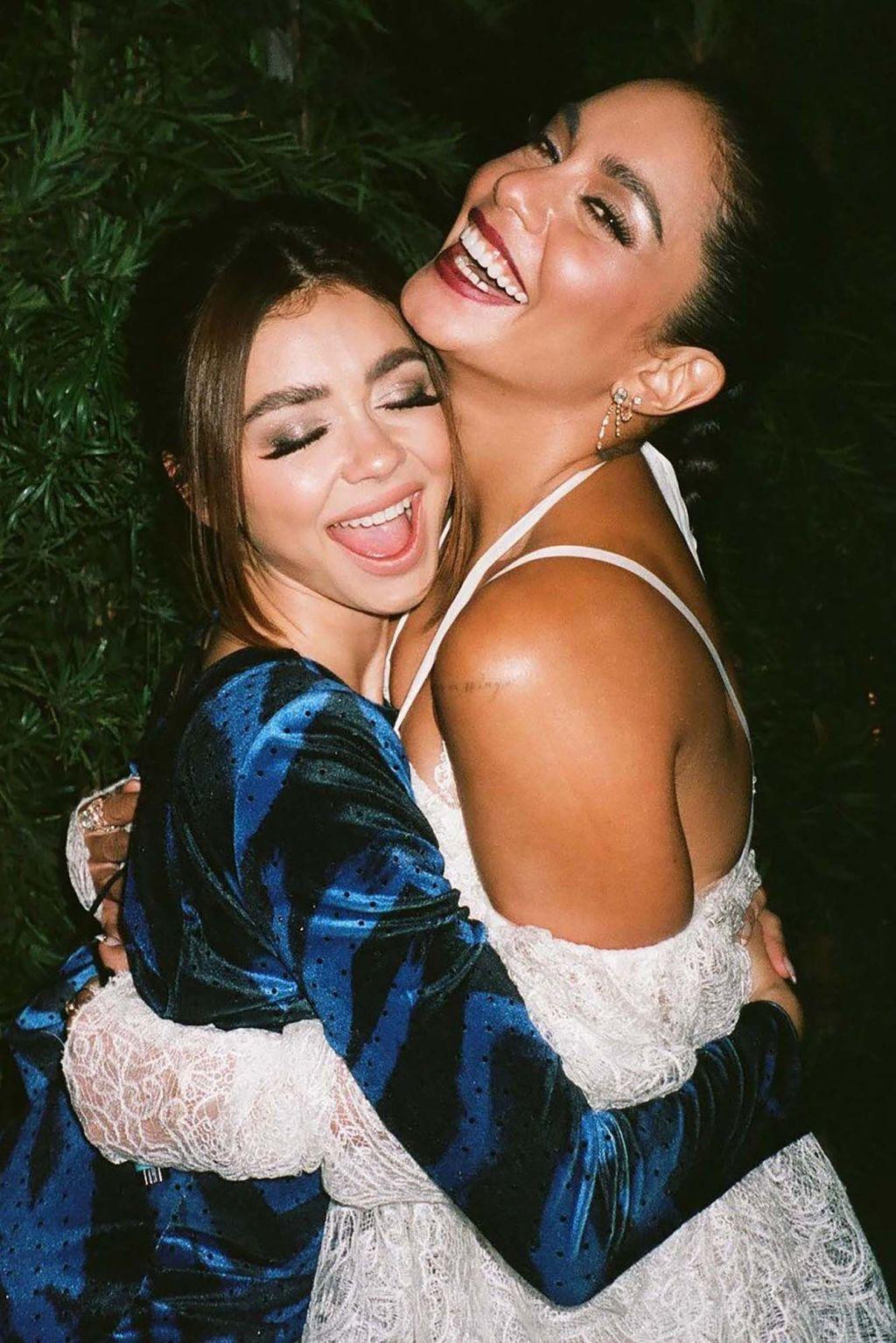 Sarah Hyland (trái) và Vanessa Hudgens cho thấy tình bạn tốt đẹp theo năm tháng.