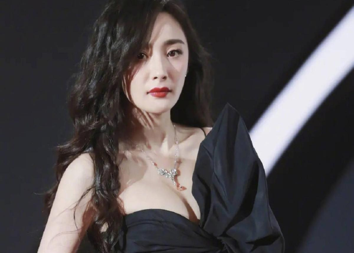 ... và Dương Mịch lần đầu góp mặt trong Top 20 phụ nữ được ngưỡng mộ nhất năm 2021. ... và Dương Mịch lần đầu góp mặt trong Top 20 phụ nữ được ngưỡng mộ nhất năm 2021.