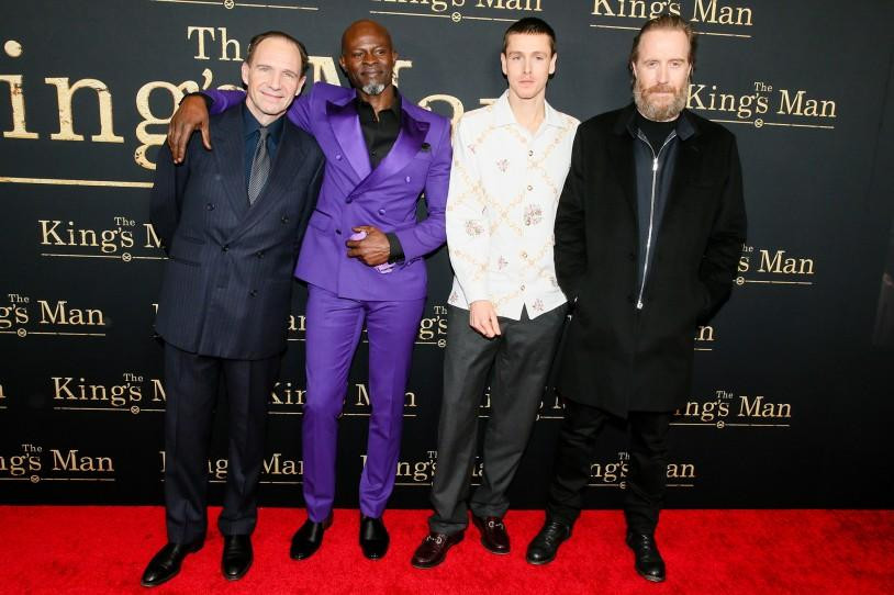 Ralph Fiennes, Dijon Hounsou, Harris Dickinson và Rhys Ifans cùng chụp ảnh tại buổi chiếu phim "The King's Man" ở MoMA (New York).
