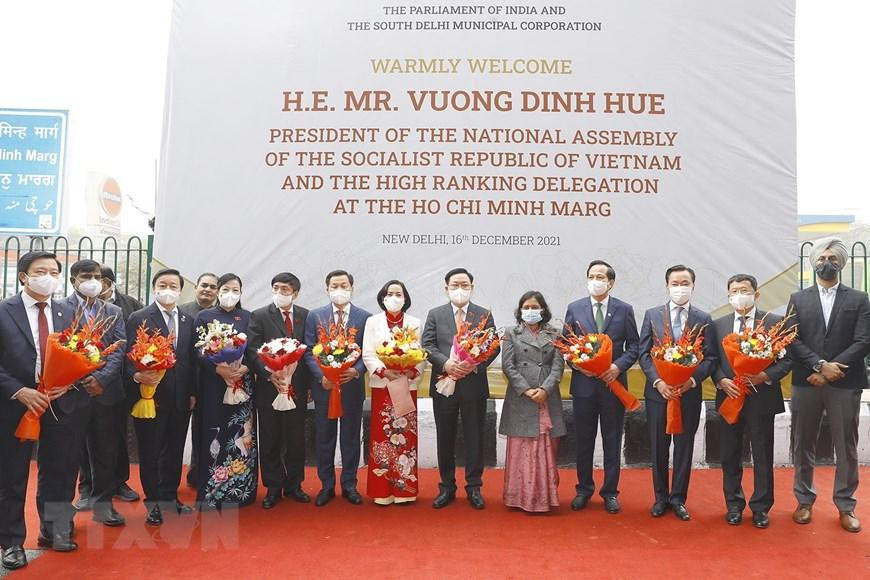 Chủ tịch Quốc hội Vương Đình Huệ chụp ảnh lưu niệm tại Đại lộ Hồ Chí Minh. (Ảnh: Doãn Tấn/TTXVN) Chủ tịch Quốc hội Vương Đình Huệ chụp ảnh lưu niệm tại Đại lộ Hồ Chí Minh. (Ảnh: Doãn Tấn/TTXVN)