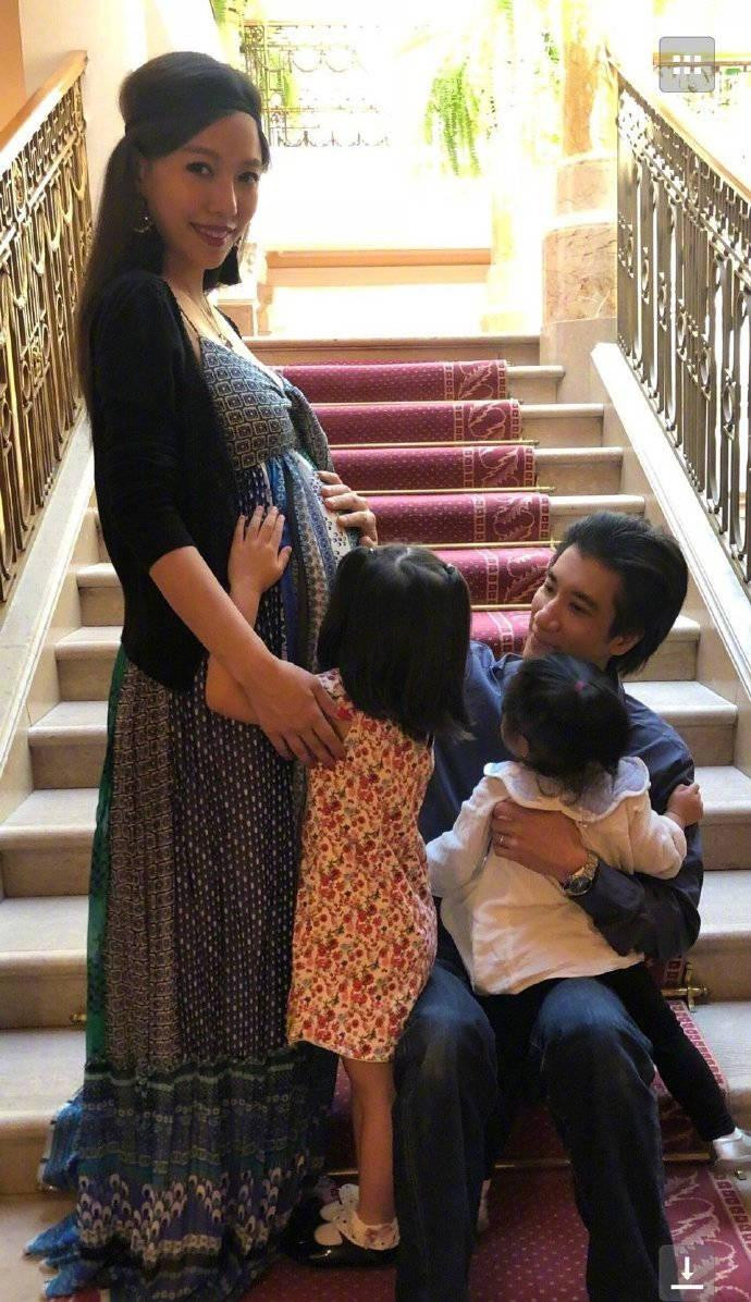 Lý Tịnh Lôi tố bị chồng coi như "máy đẻ". Lý Tịnh Lôi tố bị chồng coi như "máy đẻ".