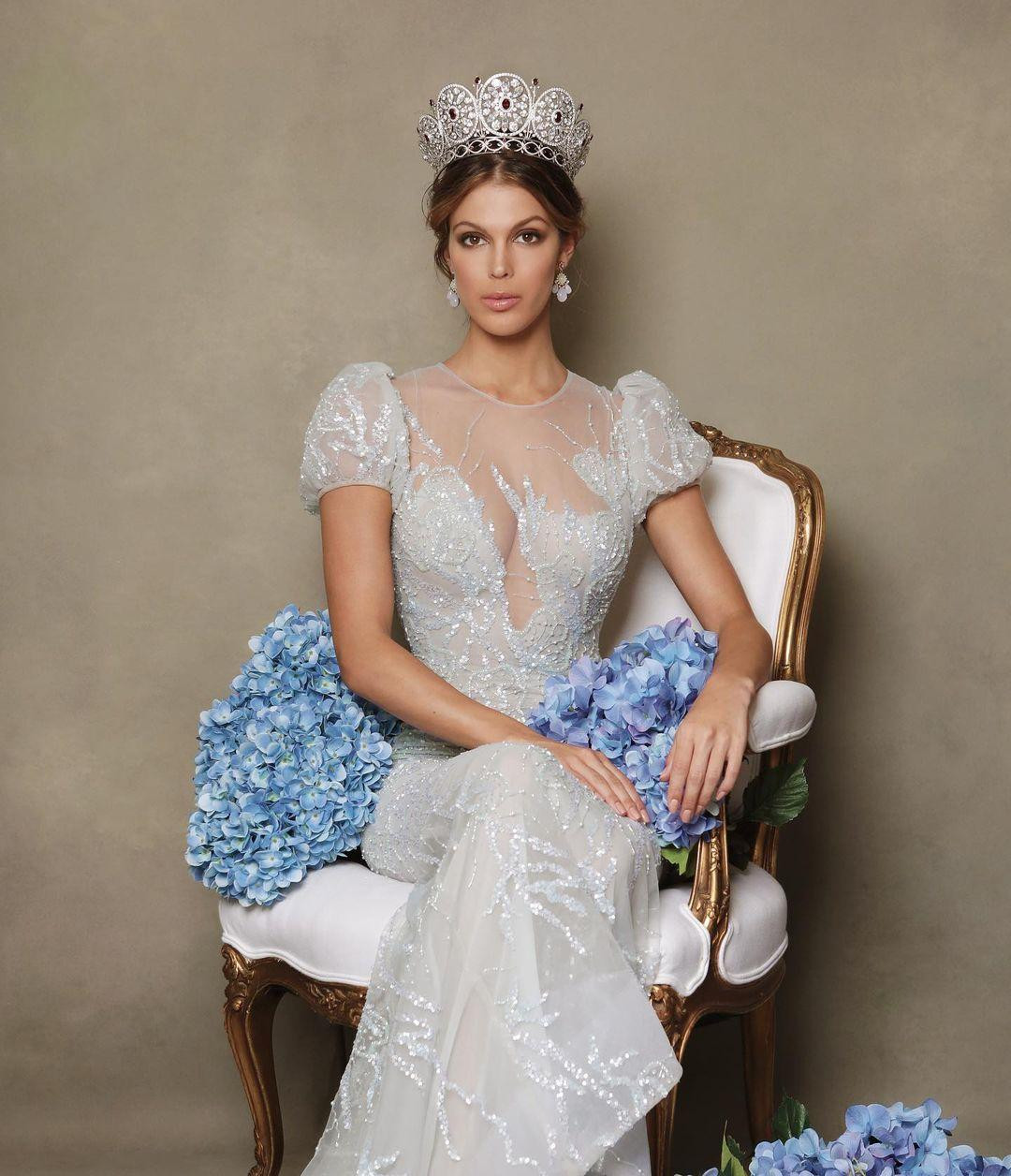 Iris Mittenaere là người mẫu Pháp. Năm 2016, cô đăng quang Hoa hậu Pháp, rồi đại diện nước nhà tham gia cuộc thi Hoa hậu Hoàn vũ vào cùng năm và chiến thắng danh hiệu cao nhất.