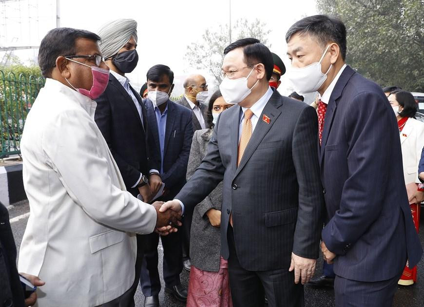 Các quan chức Ấn Độ đón Chủ tịch Quốc hội Vương Đình Huệ đến thăm đại lộ mang tên Chủ tịch Hồ Chí Minh. (Ảnh: Doãn Tấn/TTXVN) Các quan chức Ấn Độ đón Chủ tịch Quốc hội Vương Đình Huệ đến thăm đại lộ mang tên Chủ tịch Hồ Chí Minh. (Ảnh: Doãn Tấn/TTXVN)