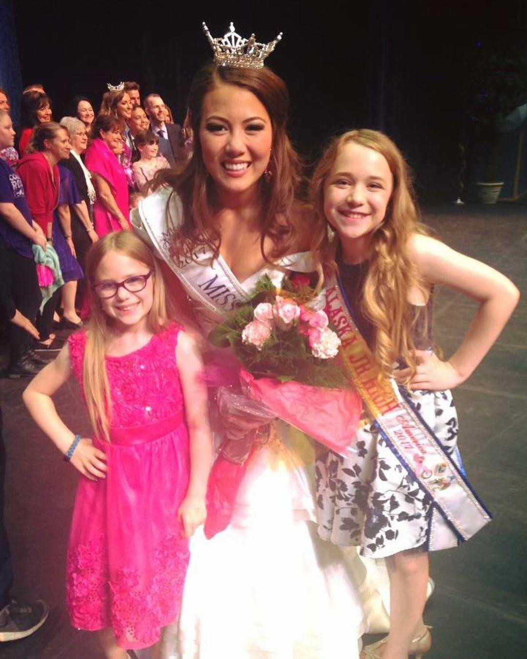 Cô cũng giúp đỡ nhiều cho các bé gái trong các cuộc thi.