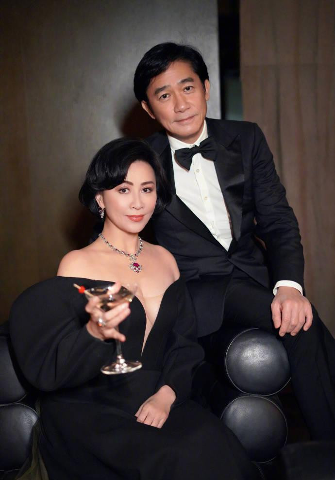 Lưu Gia Linh tổ chức sinh nhật tại Thượng Hải, nơi ông xã đang quay phim. Những năm qua, cặp vợ chồng đình đám nhất C-biz tập trung phát triển sự nghiệp ở đại lục. Lưu Gia Linh tập trung làm quản lý cho chồng, ít đóng phim hơn xưa. Bộ phim gần nhất của cô là &quot;Bán sinh duyên&quot; lên sóng năm 2020, nhưng trước đó tác phẩm truyền hình này bị &quot;đắp chiếu&quot; suốt 3 năm. Trong khi đó, sự nghiệp diễn xuất của Lương Triều Vỹ phát triển rực rỡ ở tuổi 59. Gần đây, anh &quot;Hollywood tiến&quot; thành công với vai phản diện trong &quot;bom tấn&quot; Marvel &quot;Shang-chi và huyền thoại thập luân&quot;.