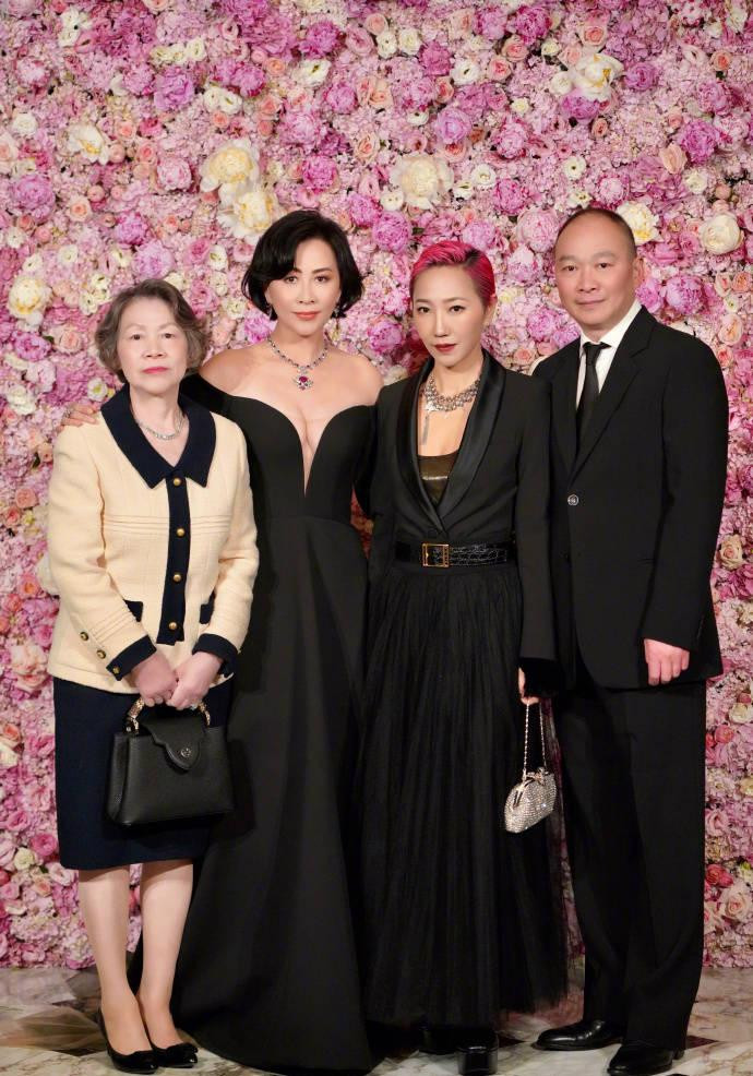 Bữa tiệc sinh nhật của &quot;mỹ nhân không tuổi&quot; C-biz được trang hoàng lộng lẫy, sang trọng với hoa tươi và có sự góp mặt của nhiều quan khách.