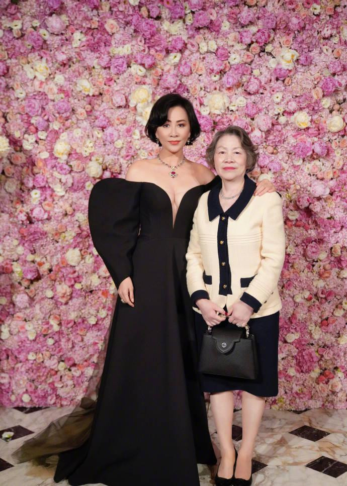 Lưu Gia Linh chụp ảnh cùng mẹ ruột.