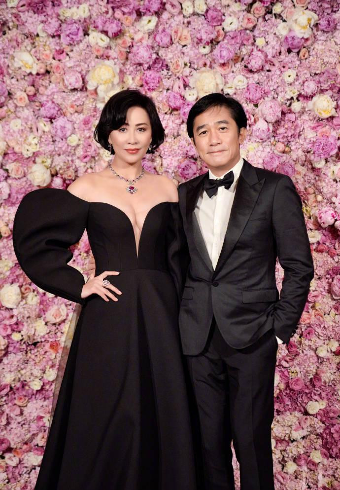 Tối 10/12, Lưu Gia Linh chia sẻ lên trang cá nhân loạt ảnh chụp trong tiệc sinh nhật của cô bên ông xã Lương Triều Vỹ và bạn bè, kèm theo dòng cảm ơn đến những lời chúc phúc gửi đến minh tinh Hoa ngữ trong dịp đặc biệt.