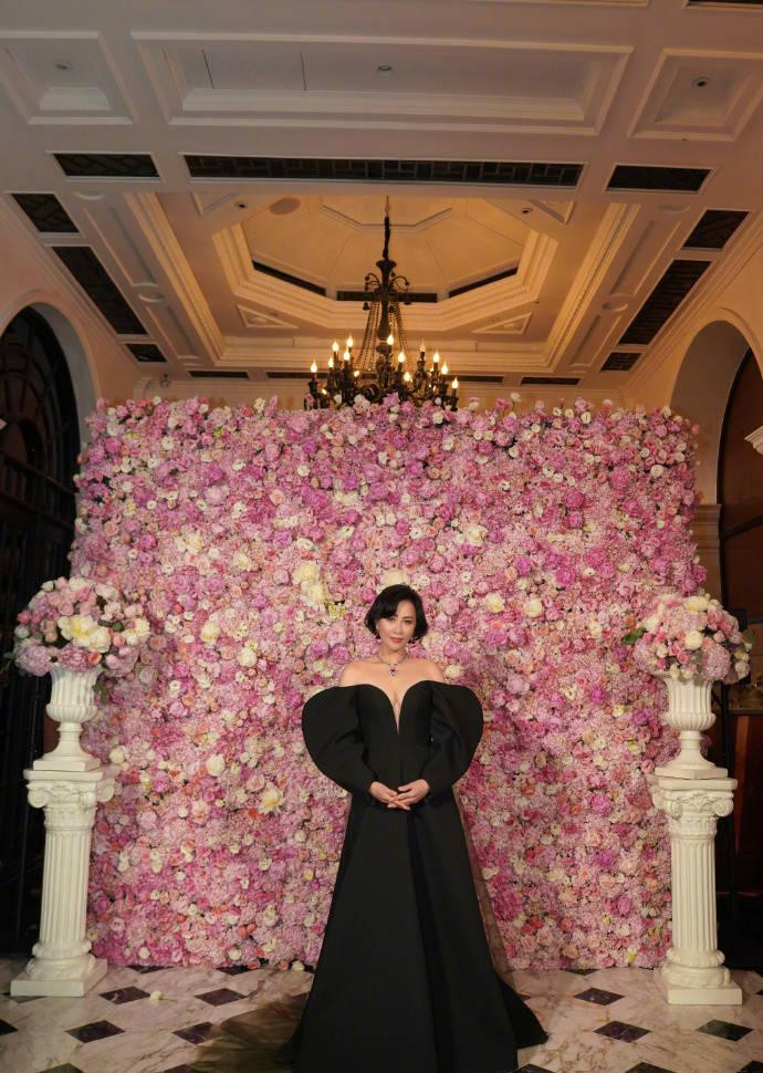 Gần 40 năm hoạt động trong làng giải trí và trải qua nhiều scandal chấn động, ồn ào nhất bị xã hội đen bắt cóc, làm nhục vào năm 25 tuổi, Lưu Gia Linh hiện là một trong những sao nữ quyền lực nhất C-biz. Không chỉ thành công, cô còn có cuộc hôn nhân 13 năm viên mãn bên người chồng nổi tiếng dù không con cái.