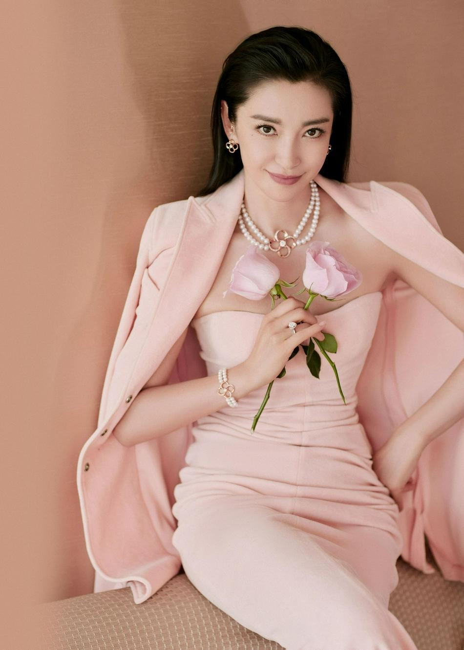 Có thông tin, Lý Băng Băng sẽ trở lại màn ảnh vào năm sau với hai dự án phim mới. Được biết, tác phẩm gần nhất cô đóng là &quot;Cá mập siêu bạo chúa&quot; cùng &quot;Người vận chuyển&quot; Jason Statham năm 2018.