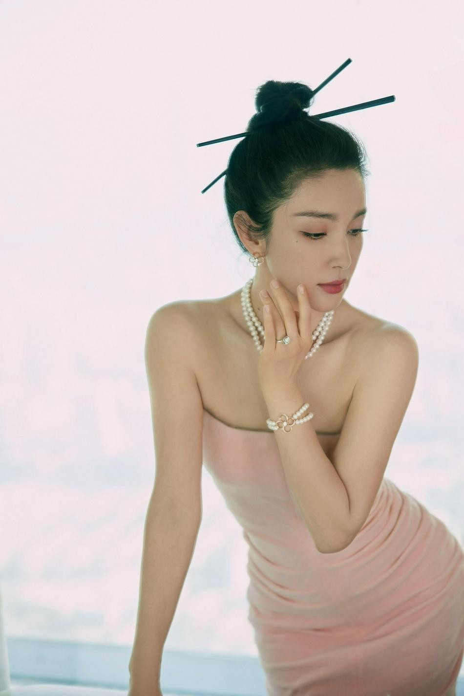 Ngoài những lời khen &quot;có cánh&quot; cho sắc vóc không tì vết, dân mạng còn thể hiện sự vui mừng khi thấy Lý Băng Băng phục hồi tốt.