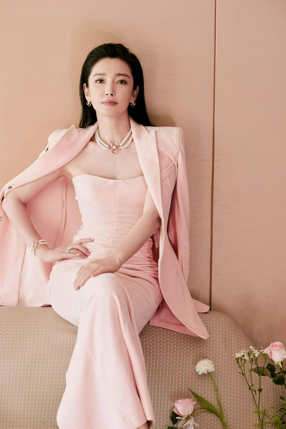 Mới đây, văn phòng làm việc tung bộ ảnh chụp Lý Băng Băng ở hậu trường sự kiện ở Thâm Quyến. Một lần nữa, vẻ đẹp không tuổi của mỹ nhân sinh năm 1973 trở thành chủ đề thảo luận sôi nổi trên Weibo.