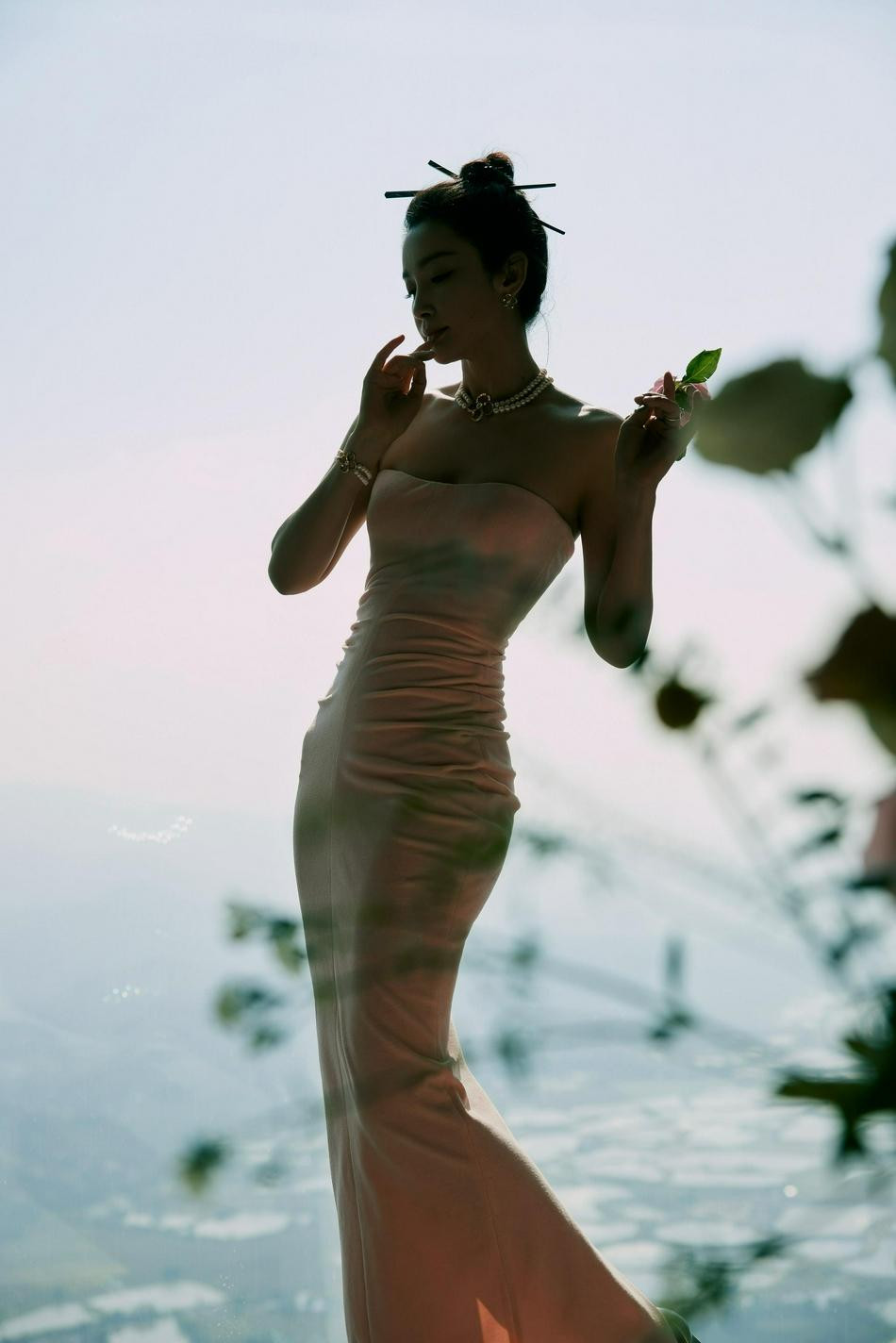 Trước đó, ngày 23/11, bà chủ của Triệu Lệ Dĩnh tiết lộ, những năm gần đây, cơ thể cô bị suy nhược, thường xuyên cảm thấy mệt mỏi và kiệt sức. Cô mẫn cảm với gió, thời tiết, sợ tắm, sợ lạnh. Nỗi sợ hãi lớn nhất của nữ diễn viên 7x là mất ngủ triền miên. Cô đã tìm đến rất nhiều bác sĩ nhưng không cải thiện được gì. Gần đây, người đẹp được bạn bè giới thiệu một bác sĩ giỏi, đang thử uống các loại thuốc mới.