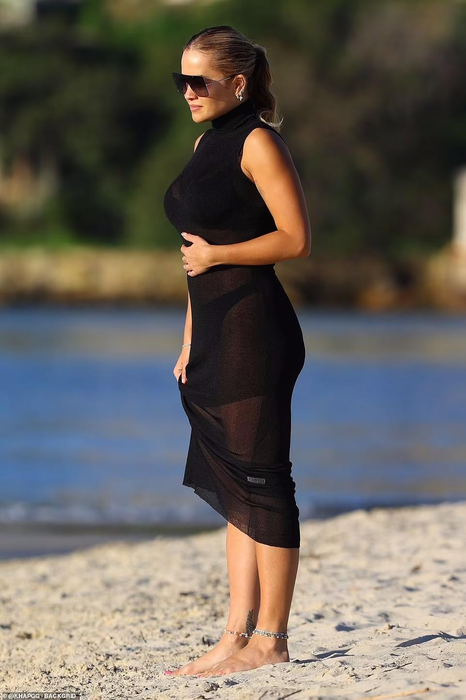 Vào cuối ngày, cô trông thon thả hơn lúc ở siêu thị. Người đẹp có vẻ như cố siết bụng để có khoảnh khắc đẹp hơn.