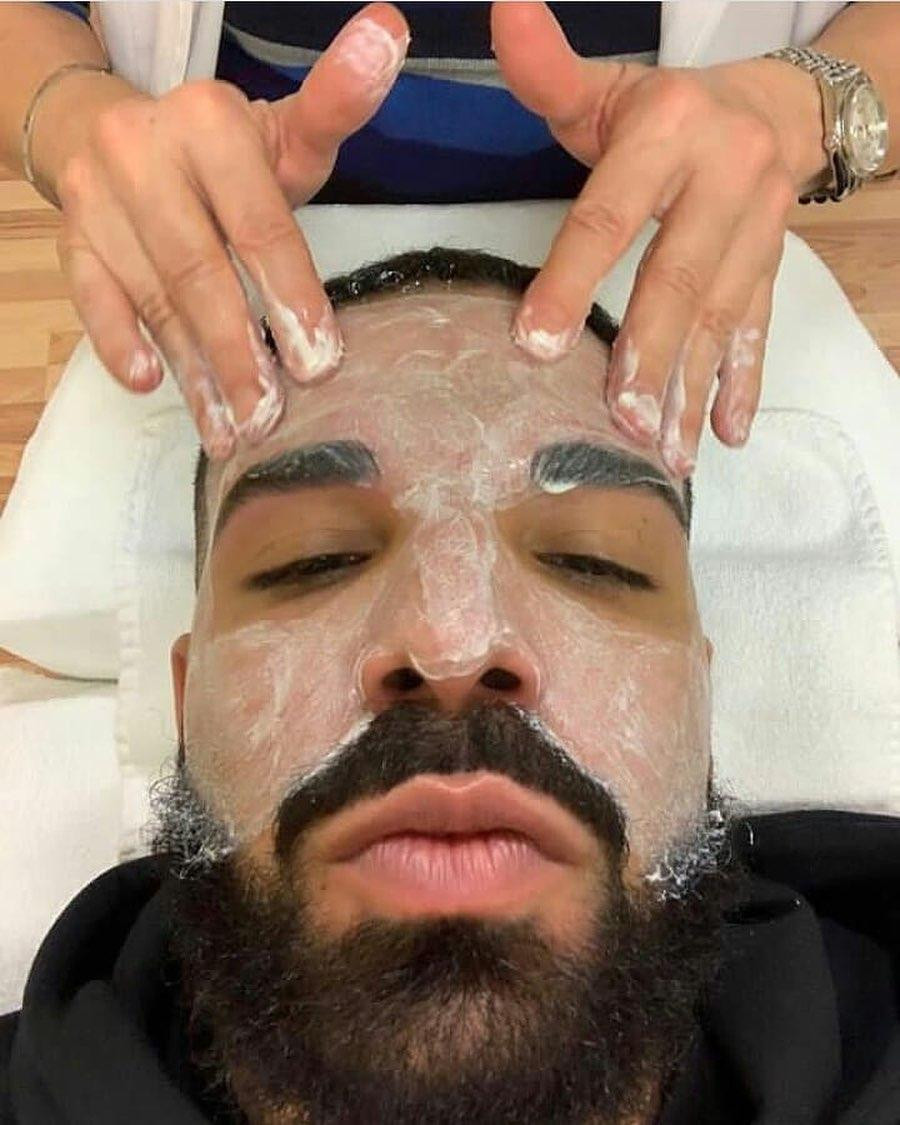 Drake chia sẻ ảnh tận hưởng buổi chăm sóc da mặt trên Instagram.