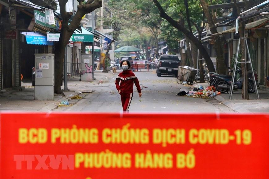 Người dân trong khu vực cách ly ở phố Thuốc Bắc (phường Hàng Bồ, quận Hoàn Kiếm). (Ảnh: Tuấn Đức/TTXVN)