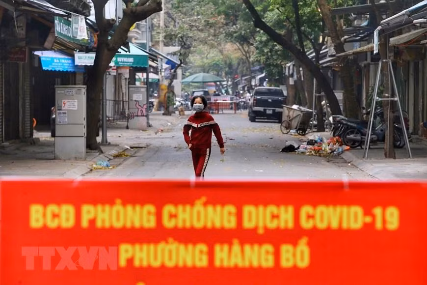 Người dân trong khu vực cách ly ở phố Thuốc Bắc (phường Hàng Bồ, quận Hoàn Kiếm). (Ảnh: Tuấn Đức/TTXVN) Người dân trong khu vực cách ly ở phố Thuốc Bắc (phường Hàng Bồ, quận Hoàn Kiếm). (Ảnh: Tuấn Đức/TTXVN)