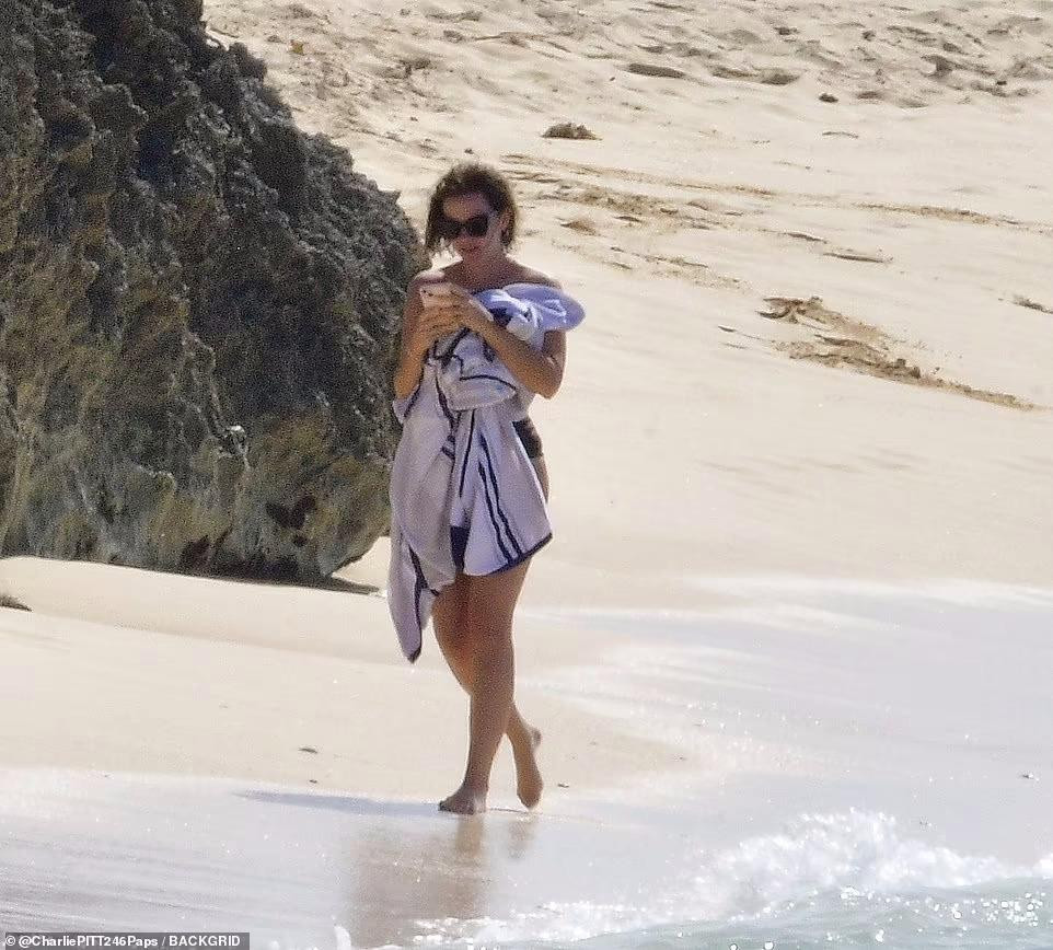 Emma đi nghỉ cùng bạn bè, không quấn quýt bên bạn trai doanh nhân Leo Robinton như thường thấy.