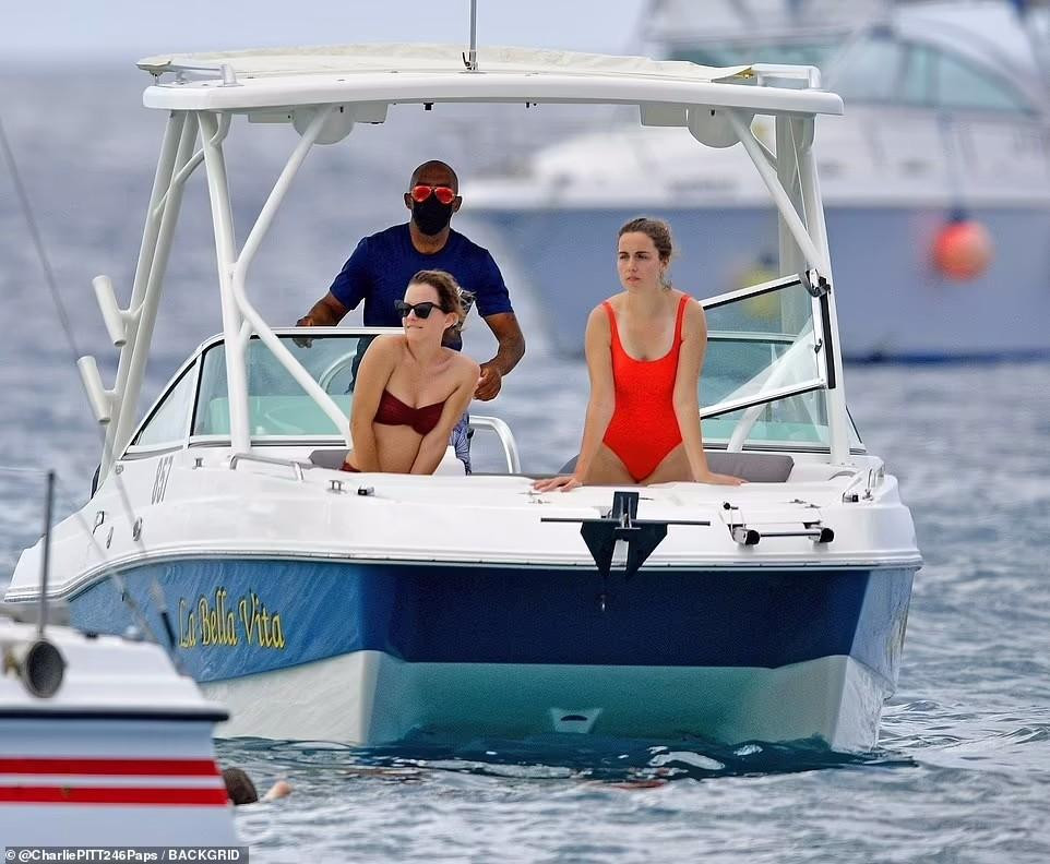 Trong ảnh, họ ngồi trò chuyện tại phòng sinh hoạt chung của nhà Gryffindor - nơi các bộ ba phù thủy thường xuyên hoạt động. Đây là lần đầu tiên bộ ba cùng nhau xuất hiện trước công chúng kể từ buổi công chiếu phần cuối cùng của loạt phim đình đám, “Harry Potter và Bảo bối Tử thần” phần 2, vào tháng 7/2011.