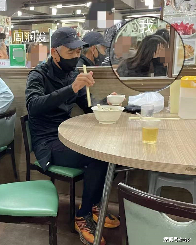 Châu Nhuận Phát bị bắt gặp trong quán đồ ăn nhanh. Châu Nhuận Phát bị bắt gặp trong quán đồ ăn nhanh.