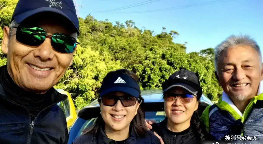 Ông cũng rất coi trọng tập thể dục giữ gìn sức khỏe. Ông cũng rất coi trọng tập thể dục giữ gìn sức khỏe.